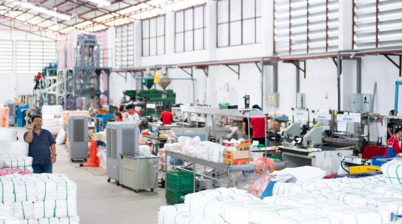 บรรยากาศโรงงานผลิตถุงพลาสติกในลำพูน เครื่องจักรทันสมัยผลิตถุงหูหิ้วจำนวนมาก