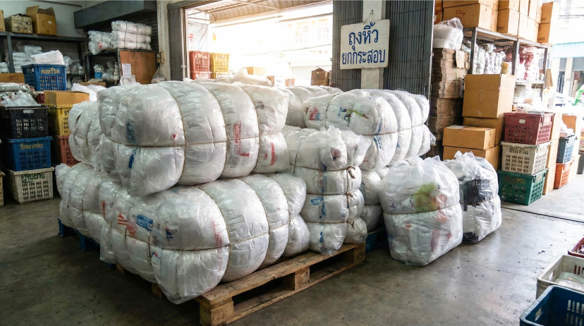 ถุงหูหิ้วยกกระสอบ ถุงพลาสติกบรรจุกระสอบใหญ่รอจัดส่งราคาส่ง