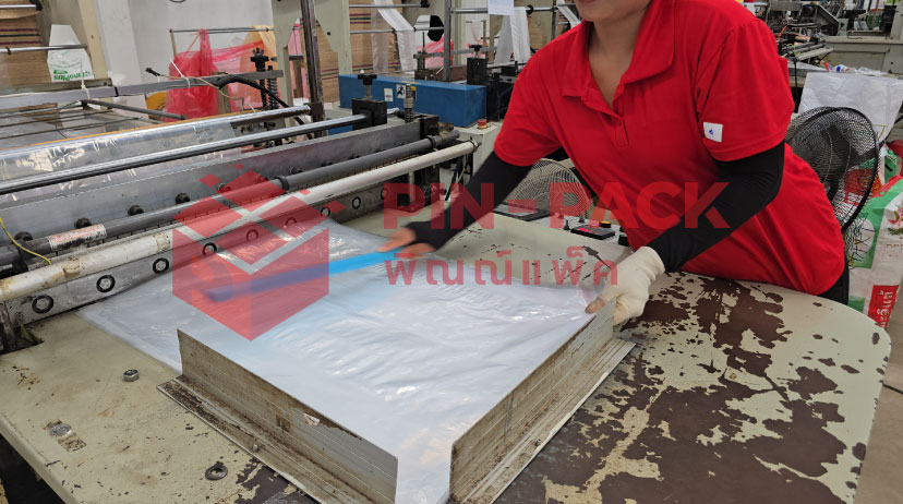 กระบวนการผลิตถุงหิ้วและถุงร้อนจากโรงงานผลิตถุงพลาสติกโดยตรง ควบคุมคุณภาพความหนาได้ตามต้องการ