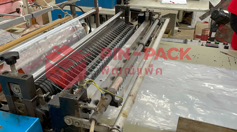 ขั้นตอนการตัดและซีลถุงพลาสติกด้วยเครื่องจักรทันสมัยจากโรงงานผลิตถุงพลาสติก เชียงใหม่