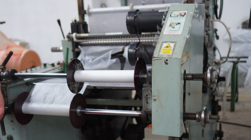 เครื่องจักรในกระบวนการผลิตถุงก๊อบแก๊บจากโรงงานผลิตถุงพลาสติกมาตรฐานในจังหวัดลำพูน